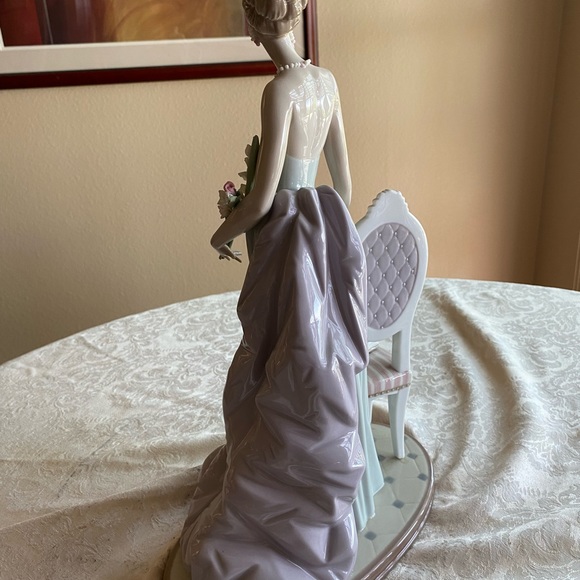 RETIRED 2004 ‘A LADY OF TASTE LLADRO’ PORCELAIN FIGURINE Item# 01001495 - Picture 11 of 14